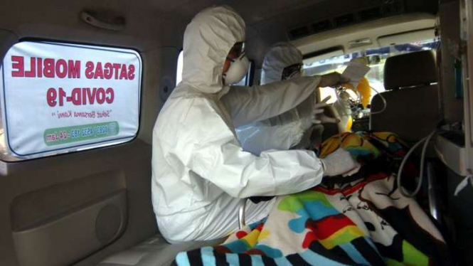 Ilustrasi Personel Satgas Mobile COVID-19 membawa pasien suspect Corona COVID-19