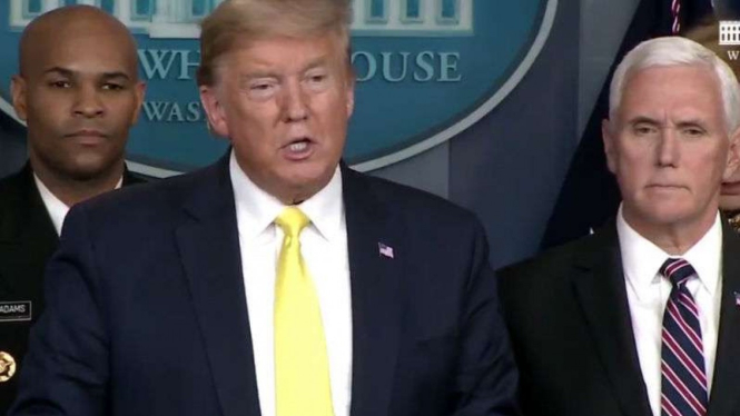 Donald Trump saat pidato tentang corona.
