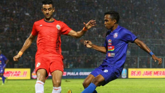 Bek Persija Jakarta, Otavio Dutra (kiri).