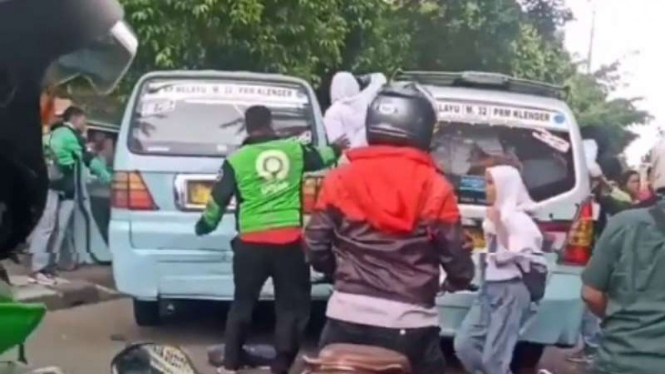 Sejumlah siswi SMA dievakuasi saat 2 Mikrolet M32 adu sakti.