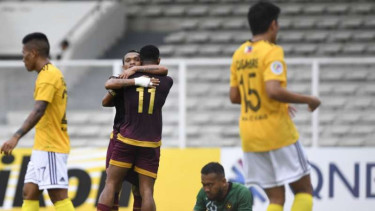 Duel PSM Makassar vs Kaya FC.