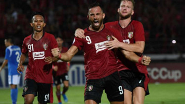 Pemain Bali United rayakan gol.