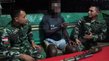 Eks OPM menyerahkan senjata api ke prajurit TNI