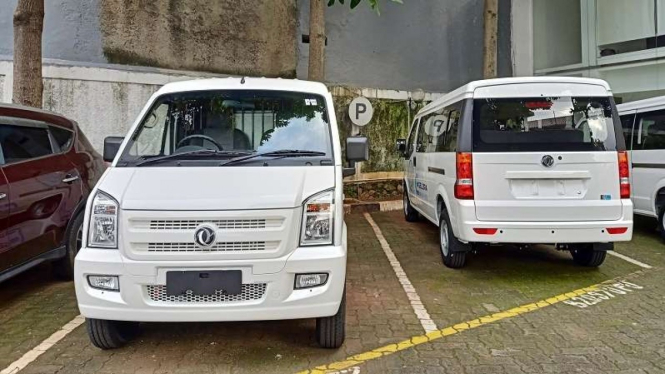Mobil van DFSK Gelora yang memiliki pilihan mesin bensin maupun versi elektrik