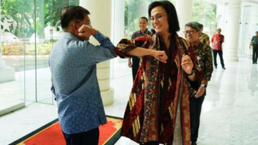 Mantan Wapres Jusuf Kalla dan Menkeu Sri Mulyani melakukan salam corona.