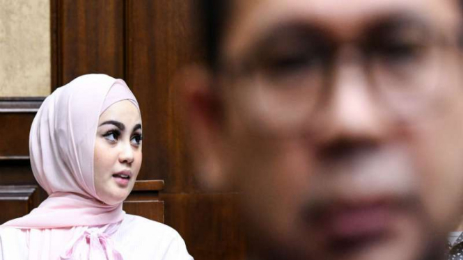 Artis Jennifer Dunn menjadi saksi dalam sidang kasus TPPU Wawan 