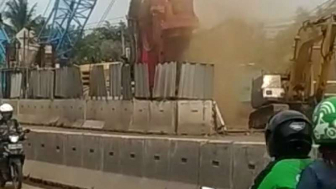 Pipa gas bocor, diduga karena proyek galian jalan tol