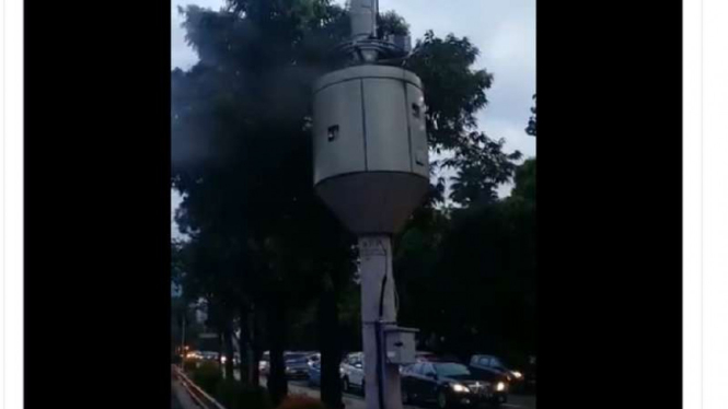 Tiang seluler di Exit Tol Pajak arah Slipi keluarkan asap.