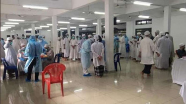 Jemaah tablig akbar yang diperiksa petugas di Malaysia.