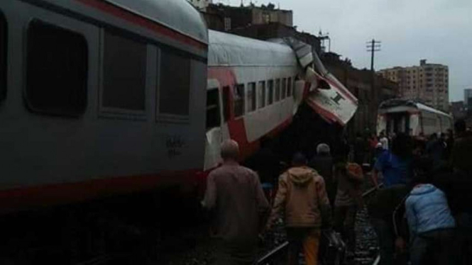 Dua kereta yang tabrakan di Mesir.