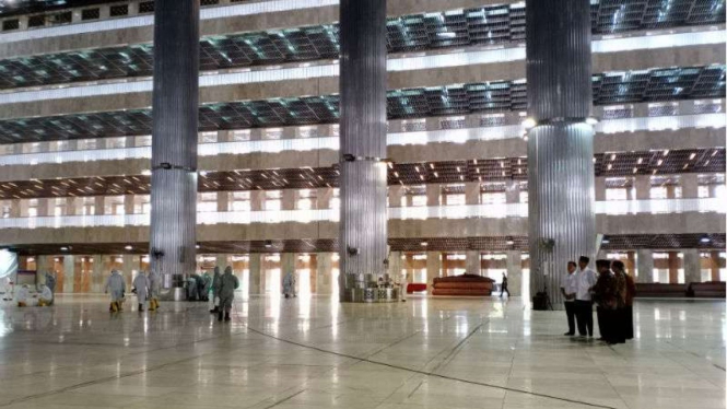 Jokowi saksikan penyemprotan disinfektan di Masjid Istiqlal