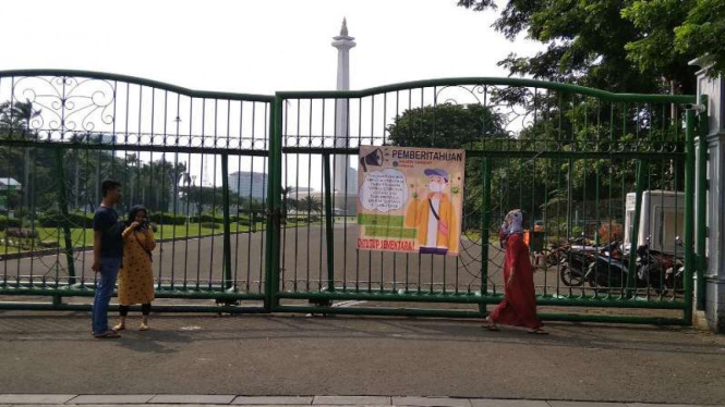 Satpol PP berjaga di Monas.