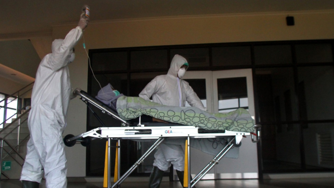 Simulasi penanganan pasien virus corona COVID-19.