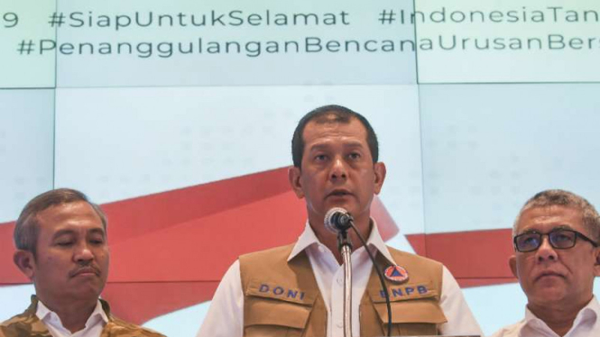 Ketua Gugus Tugas Percepatan Penanganan COVID-19 Doni Monardo (tengah)