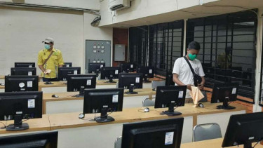 Petugas membersihkan ruangan untuk ujian Simak UI, Sabtu, 14 Maret 2020.