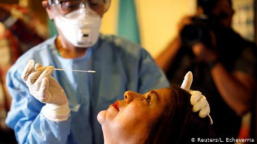 Ilustrasi pemeriksaan virus corona. Reuters/L. Echeverria