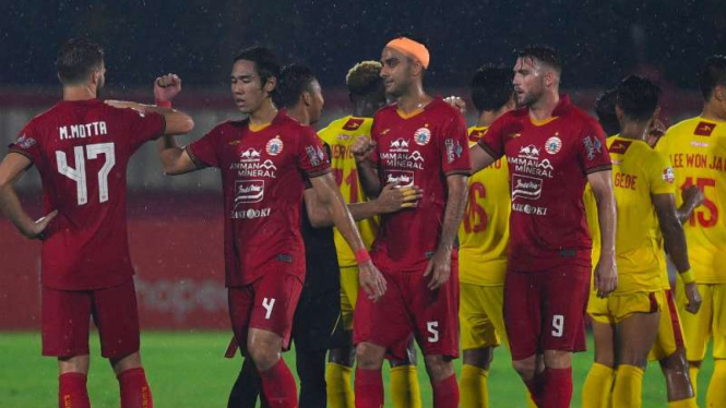 Salam siku dalam duel Bhayangkara FC vs Persija Jakarta.