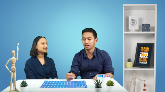 Pendiri dan Direktur Utama Ruangguru Belva Devara bersama salah satu Master Teacher Ruangguru saat mengajar kelas melalui Sekolah Online Ruangguru Gratis di aplikasi Ruangguru.