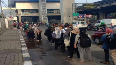 Antrean penumpang di halte MRT Fatmawati