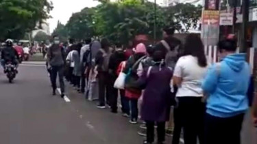 Antrean penumpang TransJakarta hingga ke jalan raya