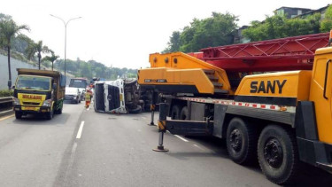 2 truk terguling di tol JORR.