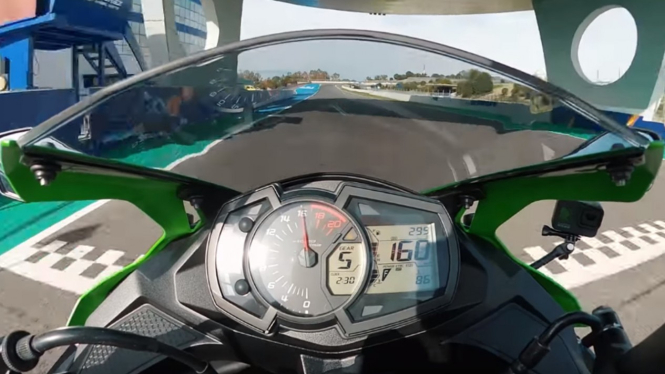 Test ride Kawasaki Ninja ZX-25R alias Ninja 250 baru
