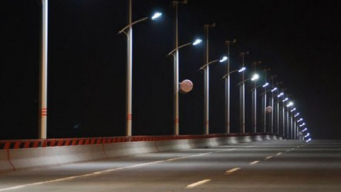 Lampu penerangan jalan.