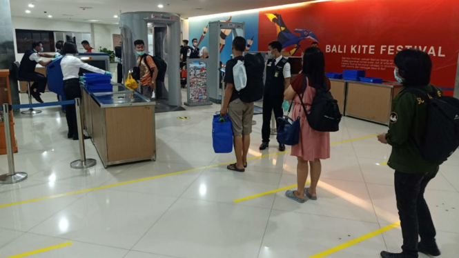 Suasana penerapan social distancing di bandara