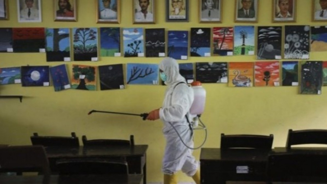 Proses sterilisasi sekolah di jakarta.