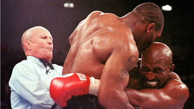 Aksi Mike Tyson menggigit telinga kanan Evander Holyfield