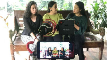 Ratri (kiri) dan Sita (kanan) dan ibu mereka, Maria