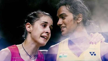 Carolina Marin (kiri), Pusarla V Sindhu (kanan).