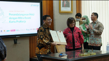 Pendiri dan Direktur Produk dan Kemitraan Ruangguru, Iman Usman bersama Direktur Eksekutif Manajemen Pelaksana Kartu Prakerja, Denni Puspa Purbasari, saat penandatanganan perjanjian kerjasama Program Kartu Prakerja, Jumat (20/03). 