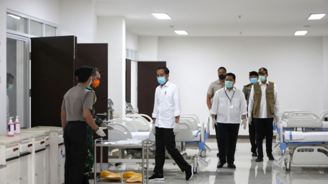 Presiden Tinjau Rumah Sakit Darurat Covid-19 Wisma Atlet