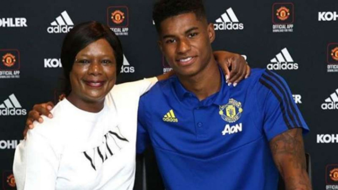 Marcus Rashford bersama ibunya.