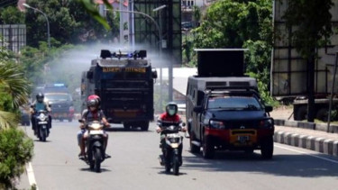 Mobil water cannon menyemprotkan cairan disinfektan