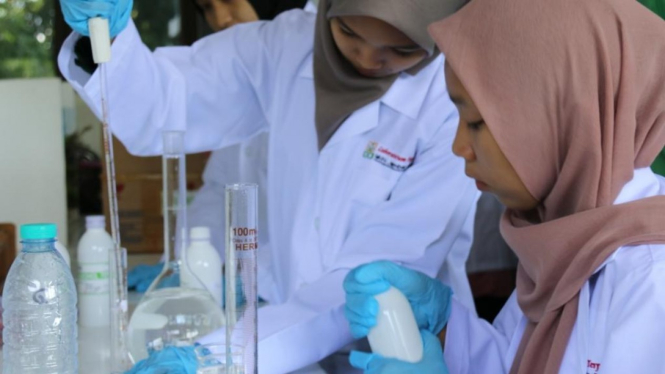 Mahasiswi IAINJember saat membuat hand sanitizer di laboratorium