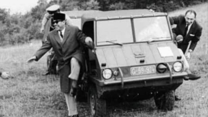 Bung Karno menjajal mobil perang Steyr Puch Haflinger