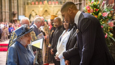 Juara kelas berat tinju dunia, Anthony Joshua, saat jumpa Ratu Elizabeth