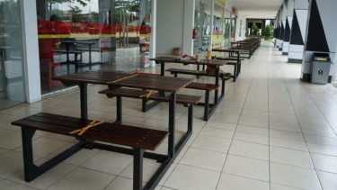 Suasana di rest area yang meja dan kursi makannya diberi pembatas