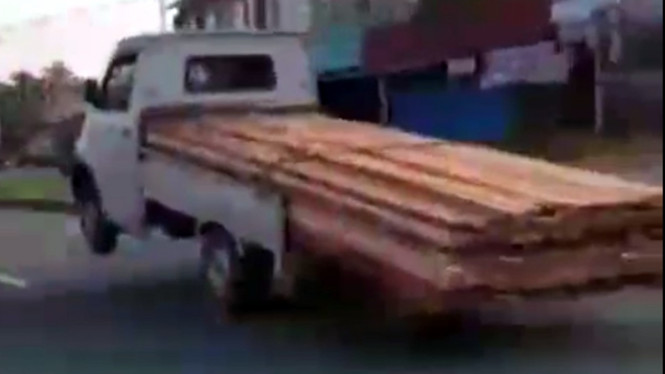 Pikap beraksi bak film Fast and Furious
