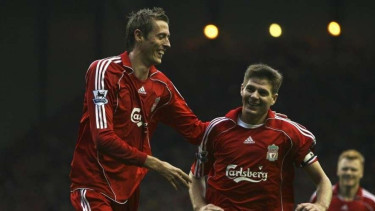 Peter Crouch, mantan pemain Liverpool (kiri)