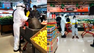 Viral Video Pengunjung Belanja Pakai APD Lengkap, Netizen Geram
