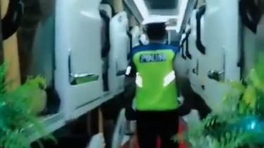 Polisi sosialisasi pencegahan virus corona di dalam bus