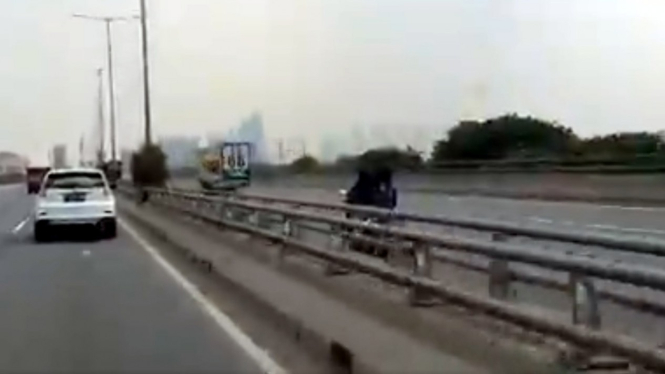 Motor lawan arus di jalan tol dalam kota