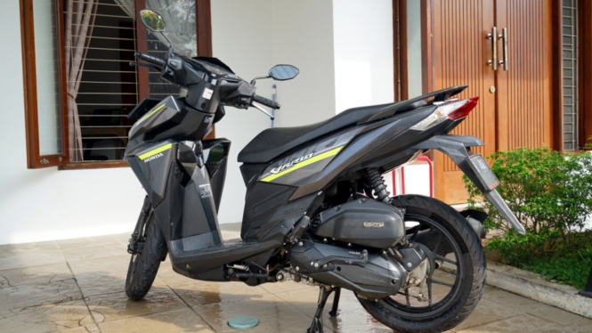 Ilustrasi parkir motor di rumah