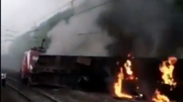 Sebuah kereta tergelincir di Provinsi Hunan, China