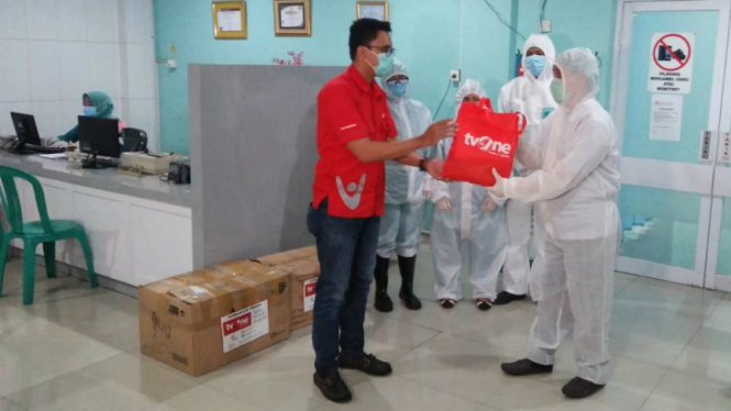 Yayasan Satu untuk Negeri tvOne menyalurkan bantuan berupa APD ke rumah sakit 