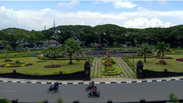 Alun-alun Tugu di Depan Balaikota Malang.