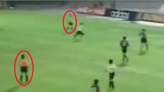 Potongan gambar final Piala Malaysia 1999 dengan 2 wasit tengah